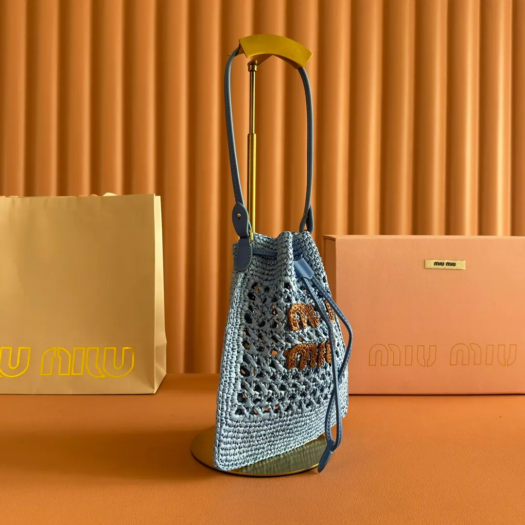 p1120💋💋💋【Full set of packaging at the counter】5ND016 new lucky bag woven bag, custom-made raffia imported from Japan, non-common PP grass on the market, the material is the same, the overall bag is small and exquisite, with leather shoulder strap for better practicality, it can be carried in the hand or under the armpit when going out in summer, size: 20 X 23 cm