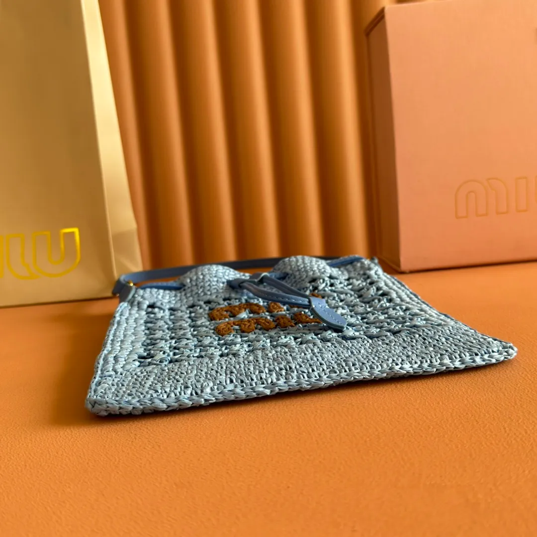 p1120💋💋💋【Full set of packaging at the counter】5ND016 new lucky bag woven bag, custom-made raffia imported from Japan, non-common PP grass on the market, the material is the same, the overall bag is small and exquisite, with leather shoulder strap for better practicality, it can be carried in the hand or under the armpit when going out in summer, size: 20 X 23 cm