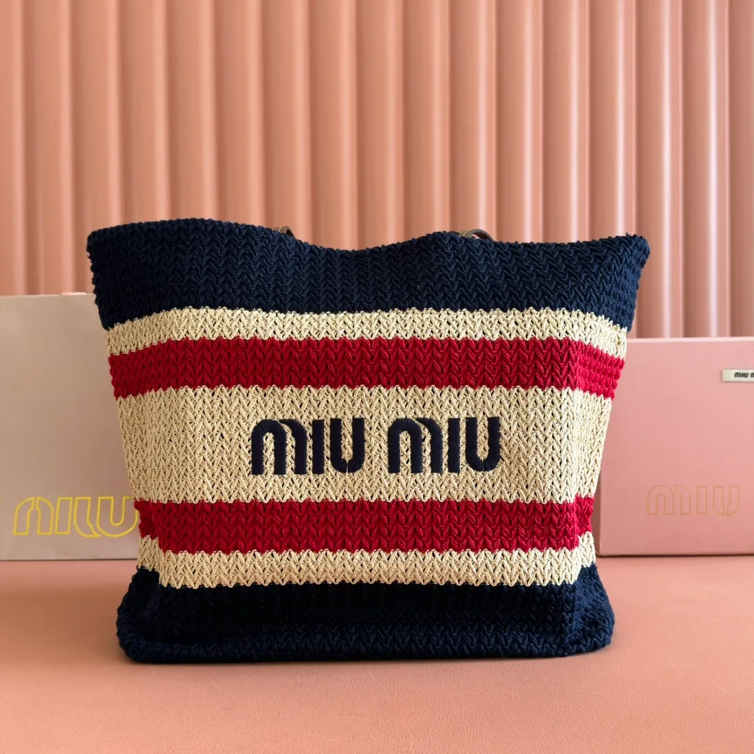p1300💋💋💋【Full set of packaging at the counter】M Home 🍒5BG228, imported raffia straw spliced ​​cotton thread woven tote bag, the only version quality in the market, iconic Miu Miu embroidery on the front, cotton lining, ultra-light, large capacity, a must-have for travel, suitable for all seasons, super beautiful in kind, size: 40X34X16CM.