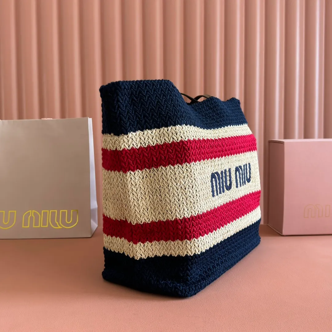 p1300💋💋💋【Full set of packaging at the counter】M Home 🍒5BG228, imported raffia straw spliced ​​cotton thread woven tote bag, the only version quality in the market, iconic Miu Miu embroidery on the front, cotton lining, ultra-light, large capacity, a must-have for travel, suitable for all seasons, super beautiful in kind, size: 40X34X16CM.