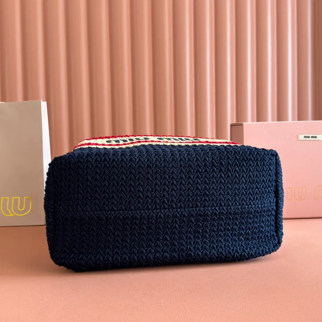 p1300💋💋💋【Full set of packaging at the counter】M Home 🍒5BG228, imported raffia straw spliced ​​cotton thread woven tote bag, the only version quality in the market, iconic Miu Miu embroidery on the front, cotton lining, ultra-light, large capacity, a must-have for travel, suitable for all seasons, super beautiful in kind, size: 40X34X16CM.