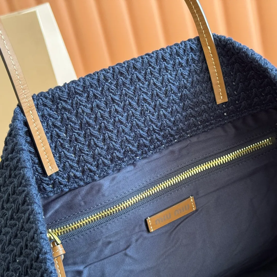 p1300💋💋💋【Full set of packaging at the counter】M Home 🍒5BG228, imported raffia straw spliced ​​cotton thread woven tote bag, the only version quality in the market, iconic Miu Miu embroidery on the front, cotton lining, ultra-light, large capacity, a must-have for travel, suitable for all seasons, super beautiful in kind, size: 40X34X16CM.
