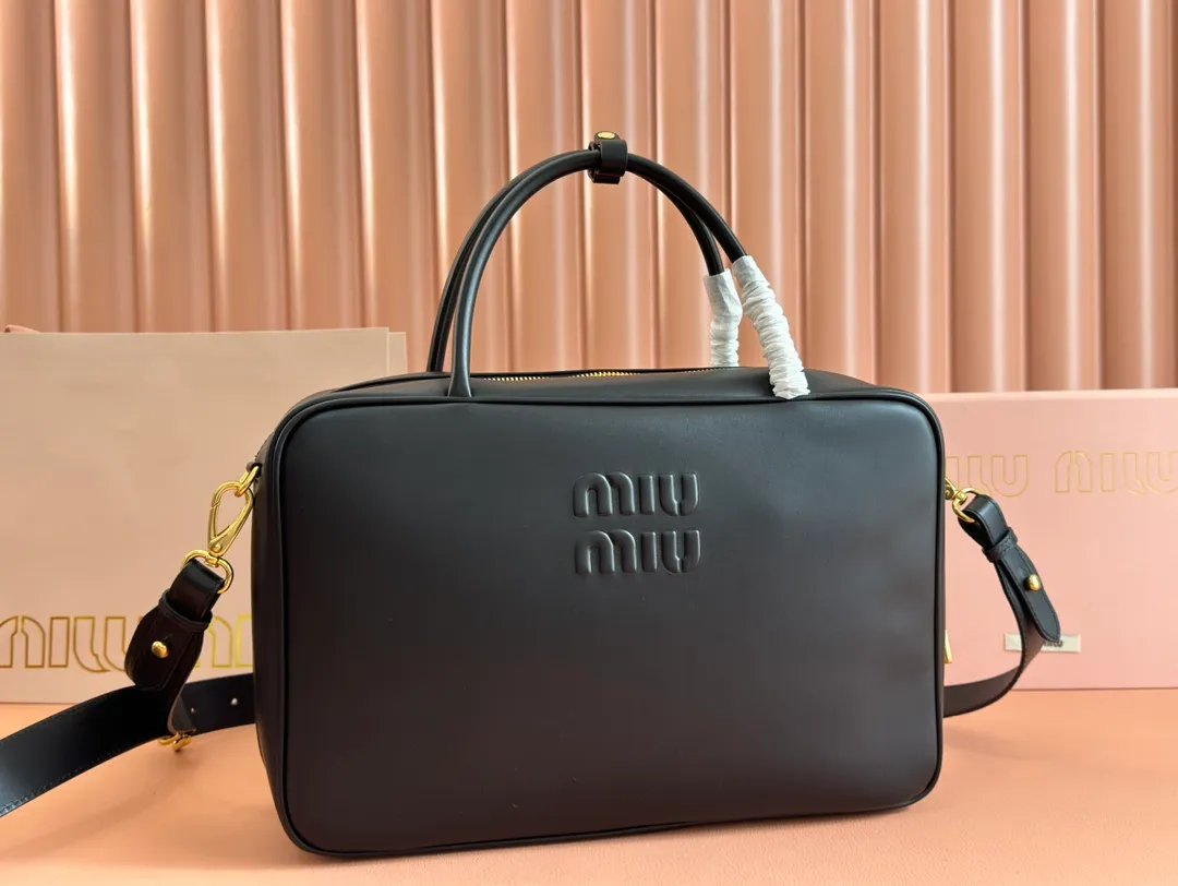 p2000. MIU's new product [original leather with counter packaging] Beau cow leather second generation handbag/with shoulder strap ~ Gram color [new version briefcase] 5bb117 This Beau handbag is made of soft and smooth cow leather, with exquisite details such as gold-plated hardware and accessories, and the embossed letter logo highlights the classic style. Size:W34×H23×D10cm