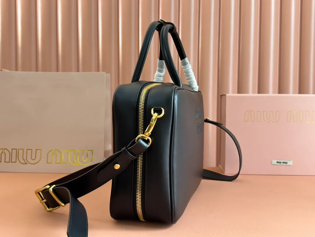 p2000. MIU's new product [original leather with counter packaging] Beau cow leather second generation handbag/with shoulder strap ~ Gram color [new version briefcase] 5bb117 This Beau handbag is made of soft and smooth cow leather, with exquisite details such as gold-plated hardware and accessories, and the embossed letter logo highlights the classic style. Size:W34×H23×D10cm