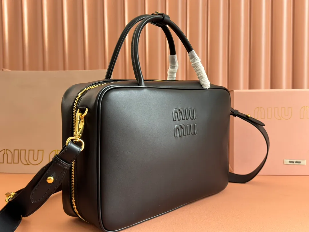 p2000. MIU's new product [original leather with counter packaging] Beau cow leather second generation handbag/with shoulder strap ~ Gram color [new version briefcase] 5bb117 This Beau handbag is made of soft and smooth cow leather, with exquisite details such as gold-plated hardware and accessories, and the embossed letter logo highlights the classic style. Size:W34×H23×D10cm