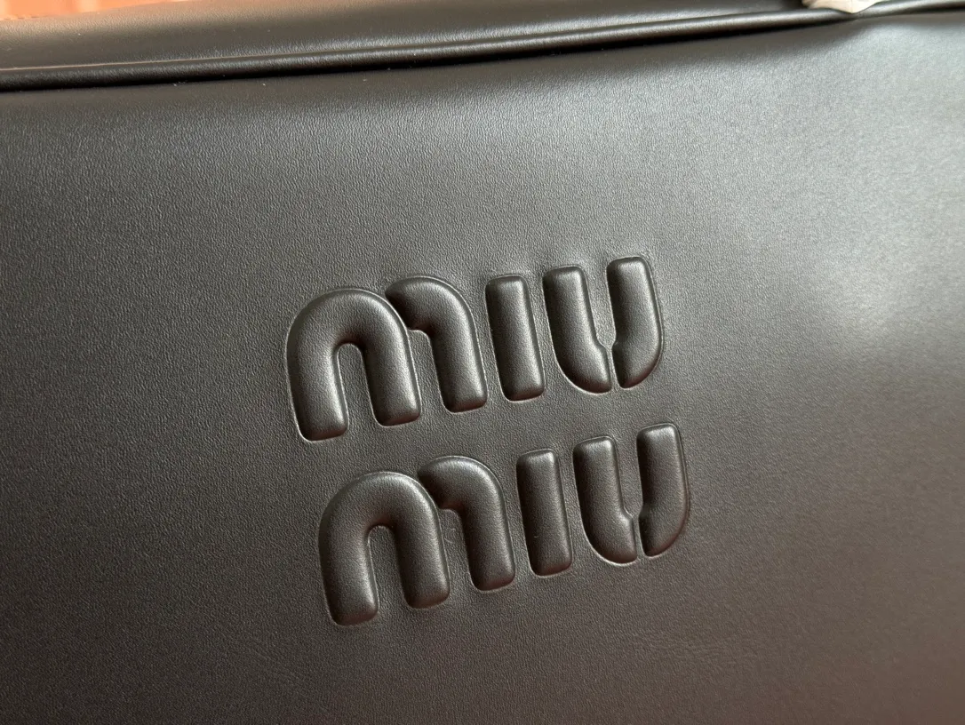 p2000. MIU's new product [original leather with counter packaging] Beau cow leather second generation handbag/with shoulder strap ~ Gram color [new version briefcase] 5bb117 This Beau handbag is made of soft and smooth cow leather, with exquisite details such as gold-plated hardware and accessories, and the embossed letter logo highlights the classic style. Size:W34×H23×D10cm