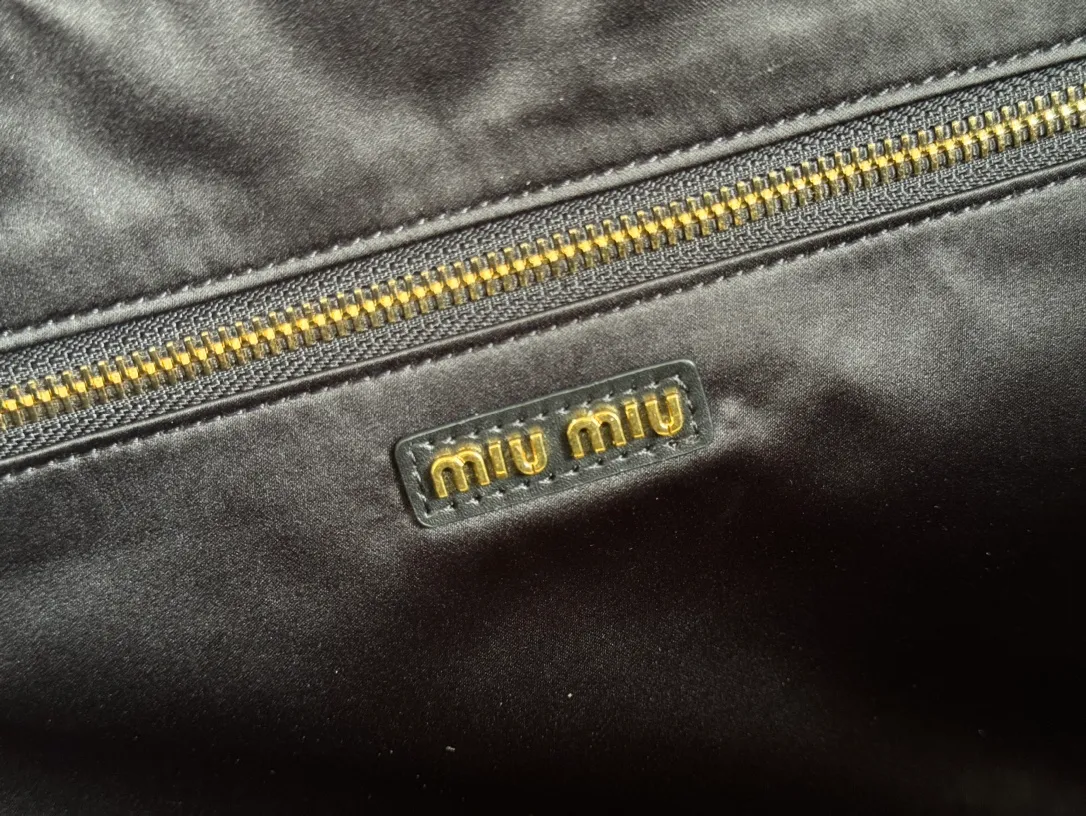p2000. MIU's new product [original leather with counter packaging] Beau cow leather second generation handbag/with shoulder strap ~ Gram color [new version briefcase] 5bb117 This Beau handbag is made of soft and smooth cow leather, with exquisite details such as gold-plated hardware and accessories, and the embossed letter logo highlights the classic style. Size:W34×H23×D10cm
