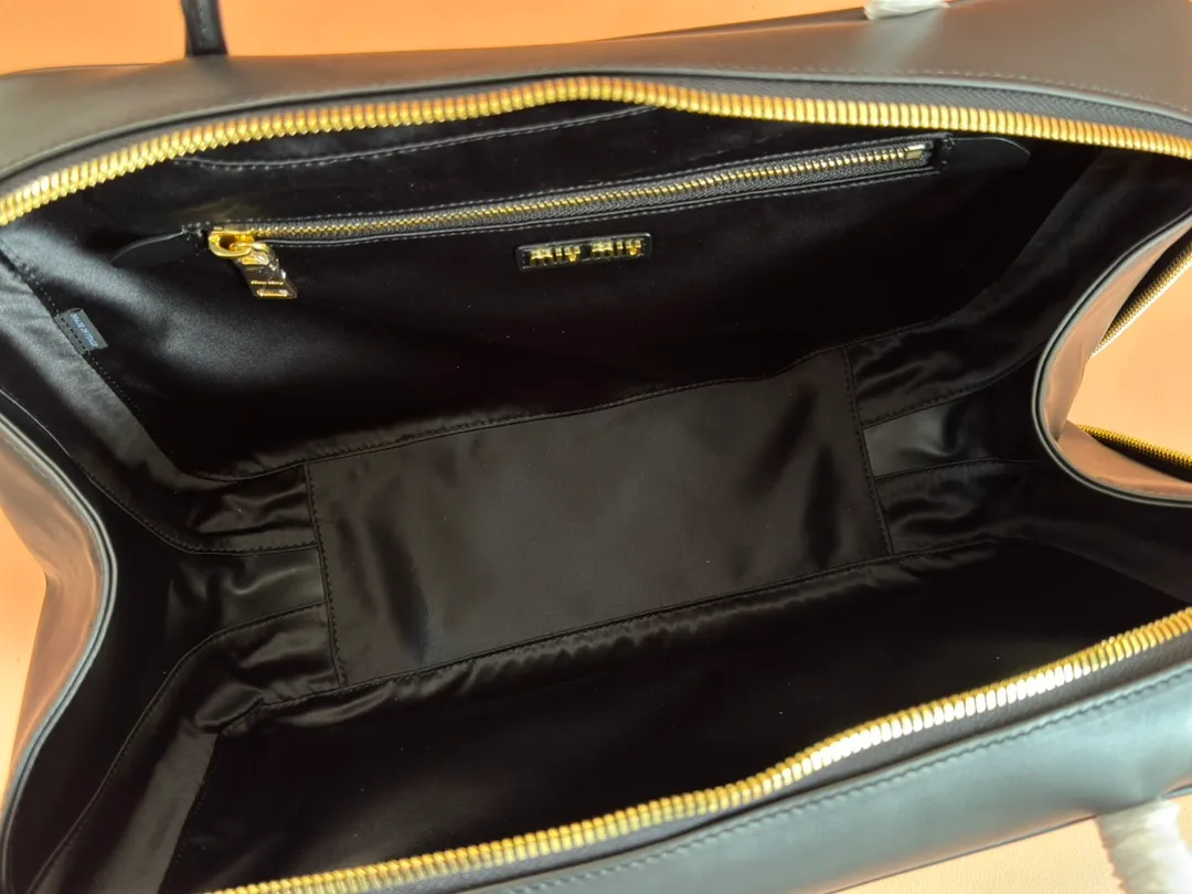 p2000. MIU's new product [original leather with counter packaging] Beau cow leather second generation handbag/with shoulder strap ~ Gram color [new version briefcase] 5bb117 This Beau handbag is made of soft and smooth cow leather, with exquisite details such as gold-plated hardware and accessories, and the embossed letter logo highlights the classic style. Size:W34×H23×D10cm
