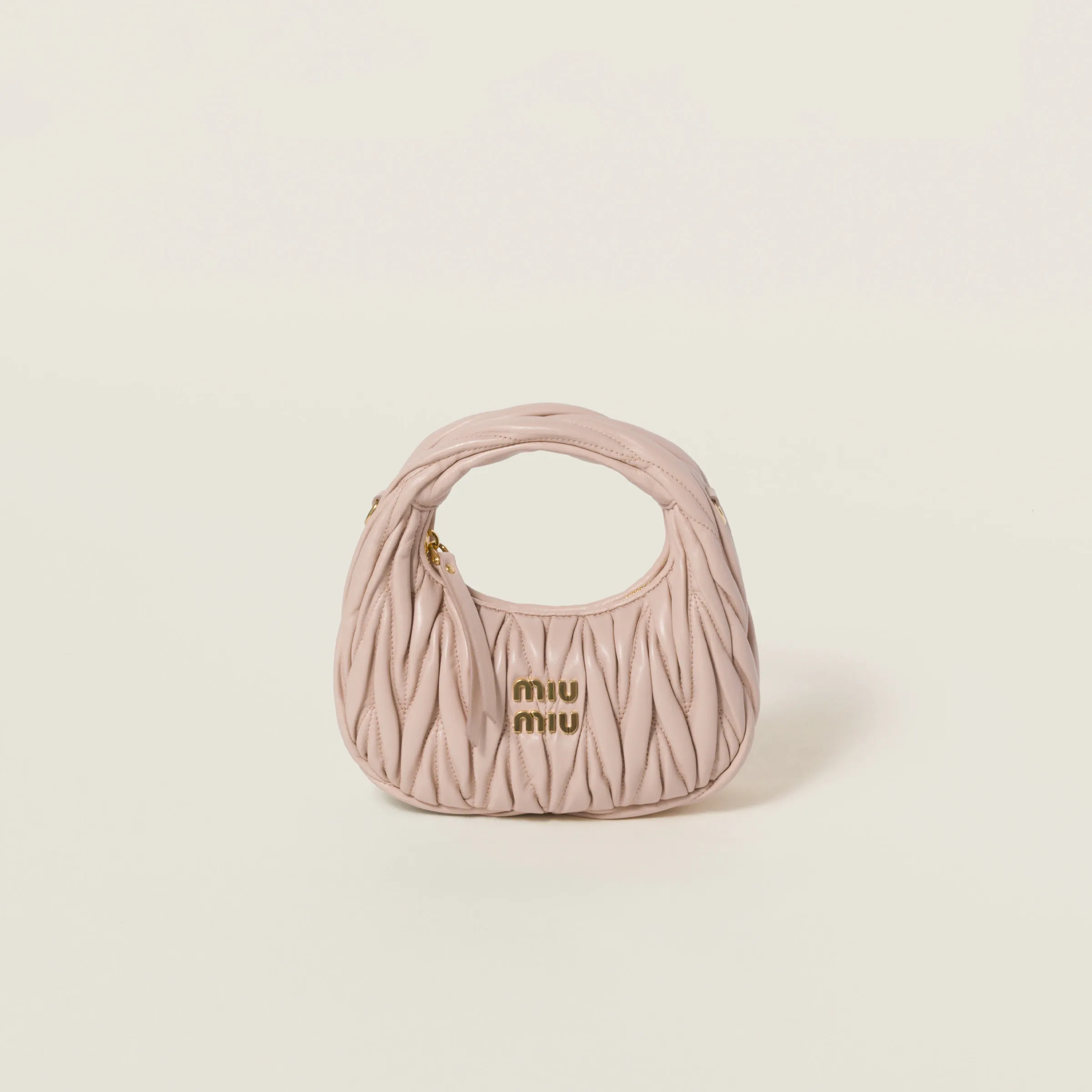 p1460💋💋💋 Equipped with a full set of packaging at the counter [Special grade hardware original leather] Wander Matelasse sheepskin Hobo mini handbag/crossbody bag ~ The black sheepskin Wander handbag has become one of the classic accessories. This mini handbag is made of Matalasse sheep leather, using exquisite craftsmanship to create a three-dimensional effect, showing exquisite elegance. Presenting the Hobo bag style, blending retro style and modern elegance, it has become a new synonym for modern femininity. ～Golden hardware ～Zipper closure ～Metal lettering logo on the front ～Cotton satin lining Size: W17.5×H14×D5.5cm Number: 5BP156