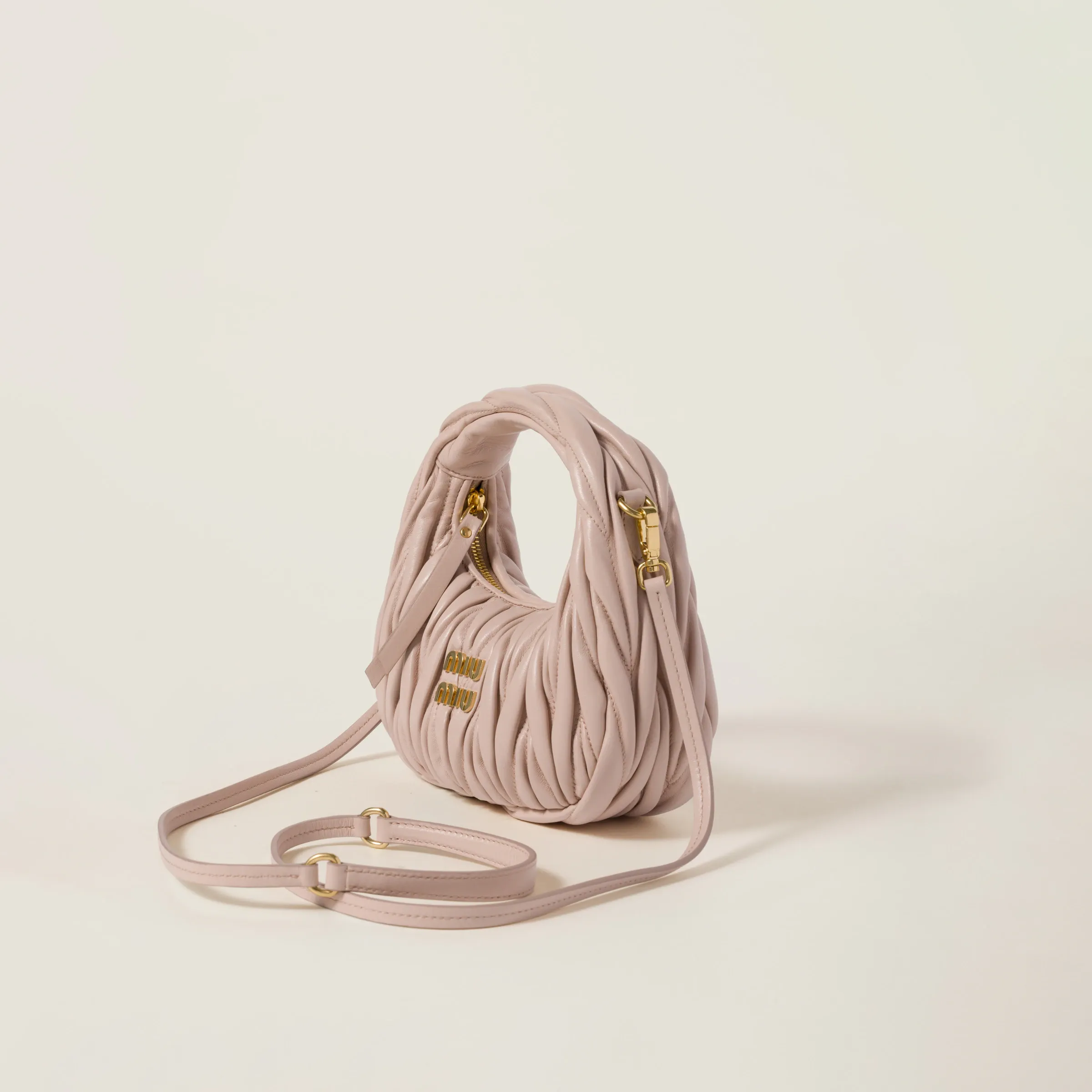 p1460💋💋💋 Equipped with a full set of packaging at the counter [Special grade hardware original leather] Wander Matelasse sheepskin Hobo mini handbag/crossbody bag ~ The black sheepskin Wander handbag has become one of the classic accessories. This mini handbag is made of Matalasse sheep leather, using exquisite craftsmanship to create a three-dimensional effect, showing exquisite elegance. Presenting the Hobo bag style, blending retro style and modern elegance, it has become a new synonym for modern femininity. ～Golden hardware ～Zipper closure ～Metal lettering logo on the front ～Cotton satin lining Size: W17.5×H14×D5.5cm Number: 5BP156