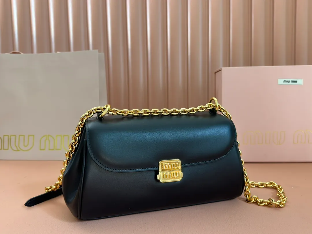 p1800💋💋💋【Original leather configuration counter packaging】MiuM's new baguette bag, this shoulder bag continues the classic design, using lightweight padded leather design, unique, top-grade calfskin material, with elegant front flap and adjustable metal shoulder straps, various styles, exquisite and elegant, casual and lazy, daily casual, work and commuting, looks good no matter what. Model: 5bd266. Size: 24X13.5X9cm
