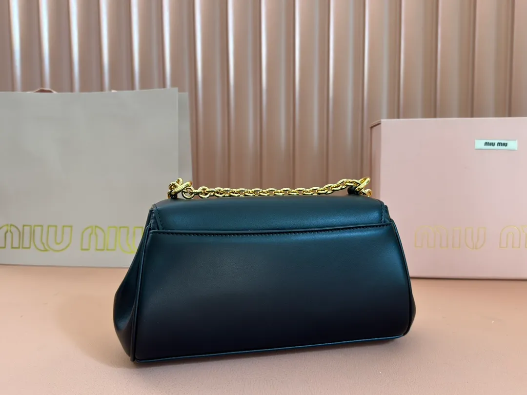 p1800💋💋💋【Original leather configuration counter packaging】MiuM's new baguette bag, this shoulder bag continues the classic design, using lightweight padded leather design, unique, top-grade calfskin material, with elegant front flap and adjustable metal shoulder straps, various styles, exquisite and elegant, casual and lazy, daily casual, work and commuting, looks good no matter what. Model: 5bd266. Size: 24X13.5X9cm