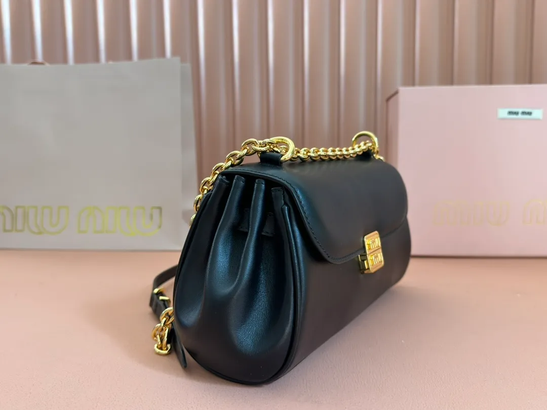 p1800💋💋💋【Original leather configuration counter packaging】MiuM's new baguette bag, this shoulder bag continues the classic design, using lightweight padded leather design, unique, top-grade calfskin material, with elegant front flap and adjustable metal shoulder straps, various styles, exquisite and elegant, casual and lazy, daily casual, work and commuting, looks good no matter what. Model: 5bd266. Size: 24X13.5X9cm