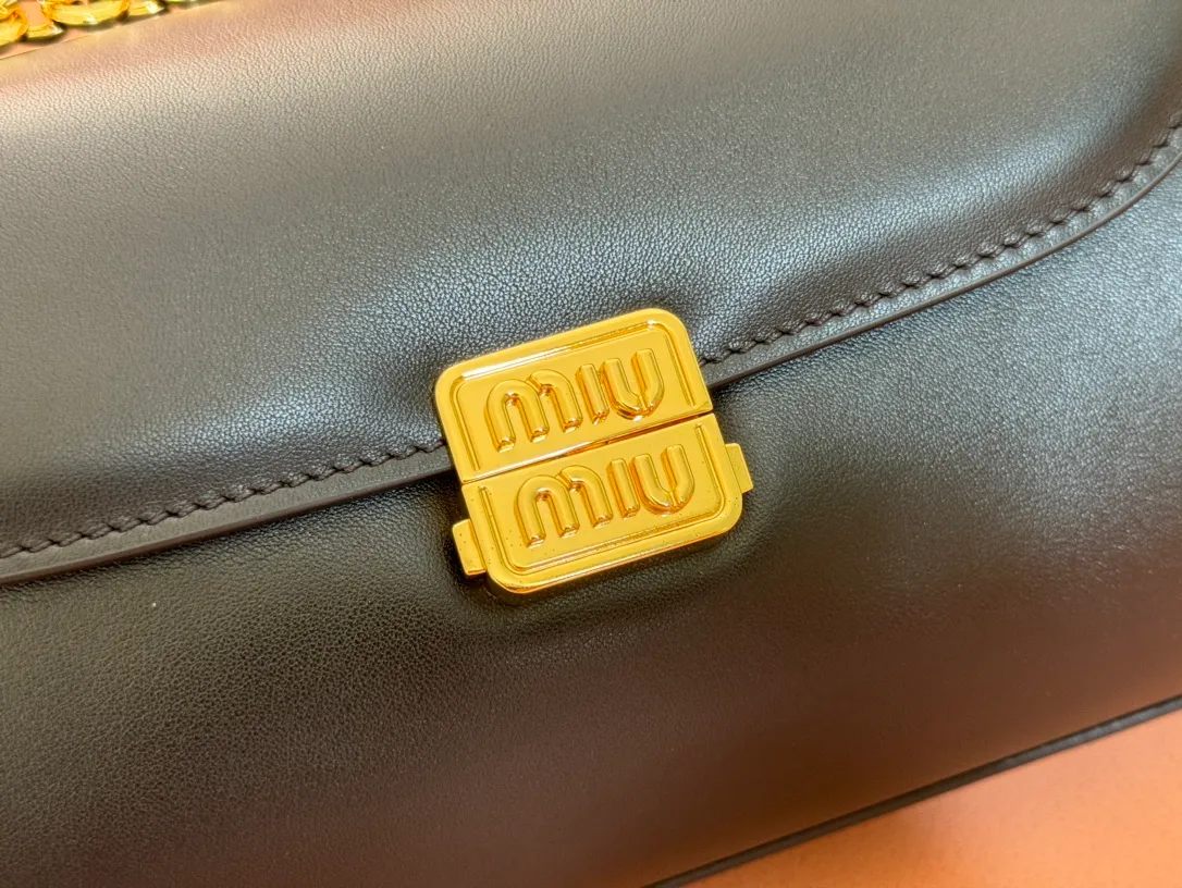 p1800💋💋💋【Original leather configuration counter packaging】MiuM's new baguette bag, this shoulder bag continues the classic design, using lightweight padded leather design, unique, top-grade calfskin material, with elegant front flap and adjustable metal shoulder straps, various styles, exquisite and elegant, casual and lazy, daily casual, work and commuting, looks good no matter what. Model: 5bd266. Size: 24X13.5X9cm
