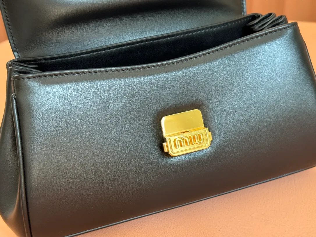 p1800💋💋💋【Original leather configuration counter packaging】MiuM's new baguette bag, this shoulder bag continues the classic design, using lightweight padded leather design, unique, top-grade calfskin material, with elegant front flap and adjustable metal shoulder straps, various styles, exquisite and elegant, casual and lazy, daily casual, work and commuting, looks good no matter what. Model: 5bd266. Size: 24X13.5X9cm