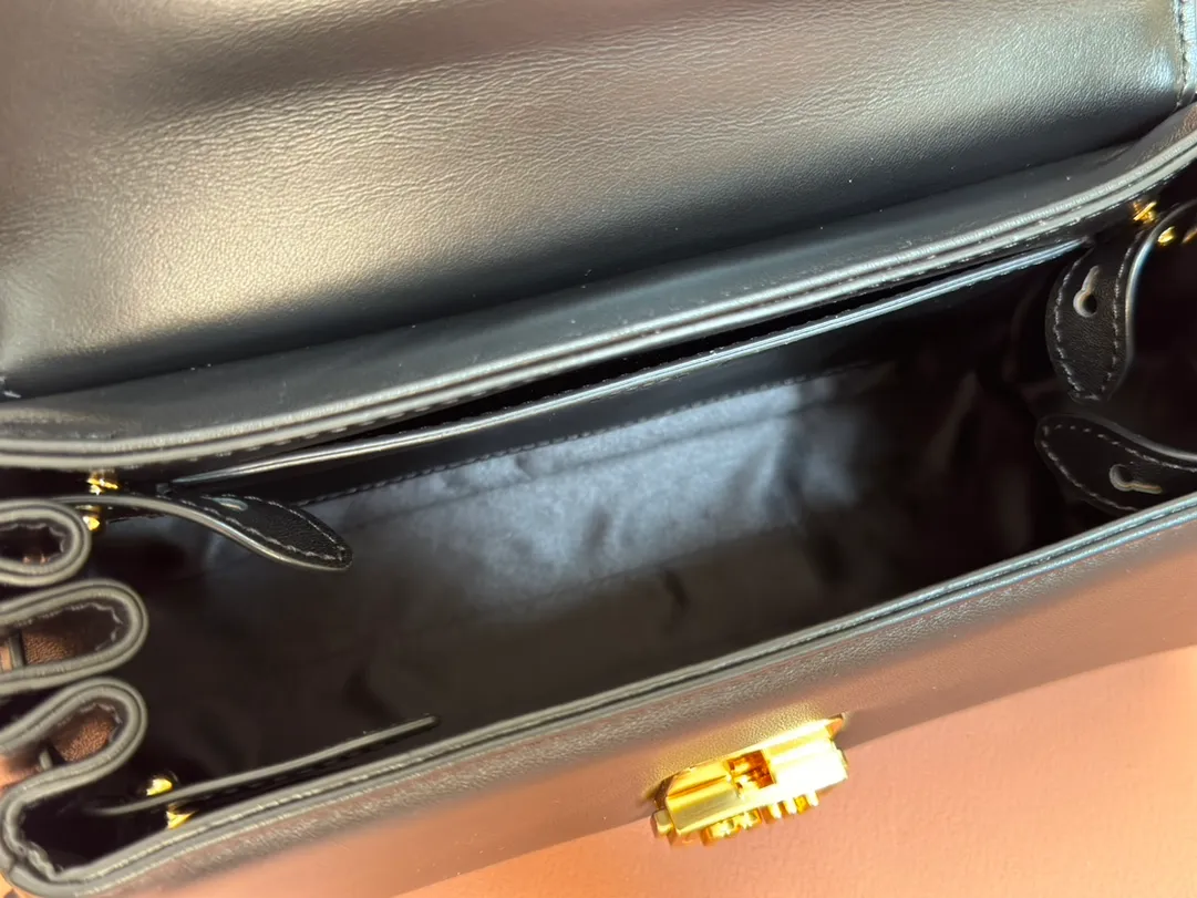 p1800💋💋💋【Original leather configuration counter packaging】MiuM's new baguette bag, this shoulder bag continues the classic design, using lightweight padded leather design, unique, top-grade calfskin material, with elegant front flap and adjustable metal shoulder straps, various styles, exquisite and elegant, casual and lazy, daily casual, work and commuting, looks good no matter what. Model: 5bd266. Size: 24X13.5X9cm