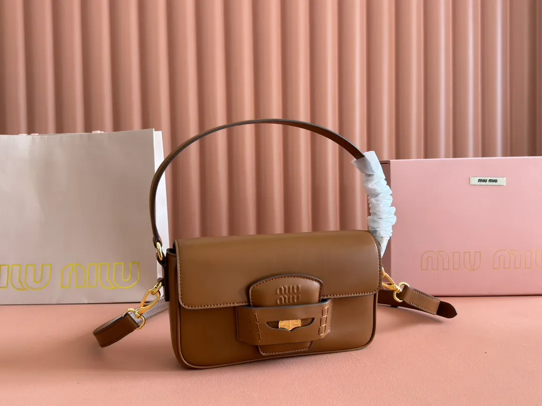 p1760. [Premium Hardware Original Leather] Penny Cow Leather Handbag ~ Cognac Color The design of this penny handbag is inspired by the iconic gold coin loafers, adding a versatile option to your daily wardrobe. The crisp leather design embodies the brand's youthful and rebellious spirit. Size:w23×h13.5×d5cm No.:_5bd270