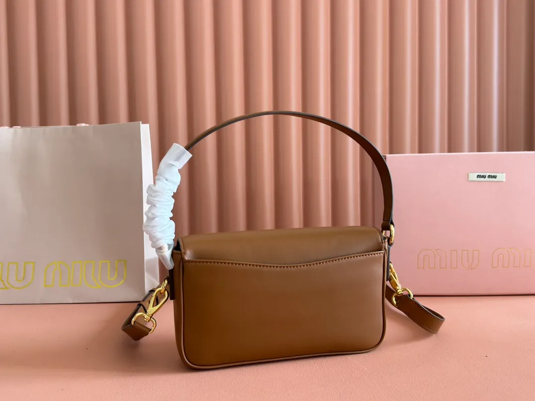 p1760. [Premium Hardware Original Leather] Penny Cow Leather Handbag ~ Cognac Color The design of this penny handbag is inspired by the iconic gold coin loafers, adding a versatile option to your daily wardrobe. The crisp leather design embodies the brand's youthful and rebellious spirit. Size:w23×h13.5×d5cm No.:_5bd270