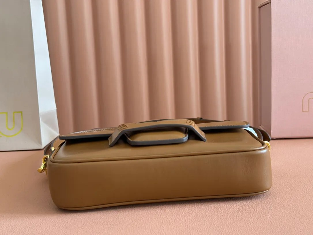 p1760. [Premium Hardware Original Leather] Penny Cow Leather Handbag ~ Cognac Color The design of this penny handbag is inspired by the iconic gold coin loafers, adding a versatile option to your daily wardrobe. The crisp leather design embodies the brand's youthful and rebellious spirit. Size:w23×h13.5×d5cm No.:_5bd270