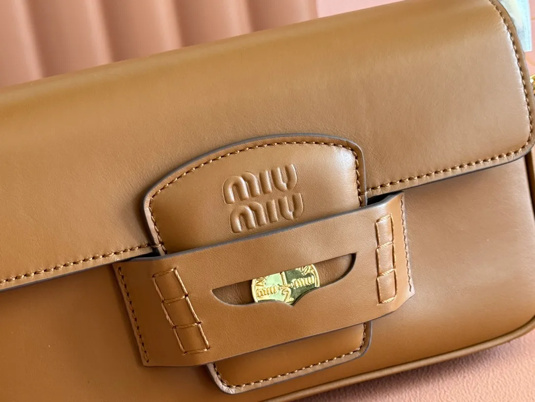 p1760. [Premium Hardware Original Leather] Penny Cow Leather Handbag ~ Cognac Color The design of this penny handbag is inspired by the iconic gold coin loafers, adding a versatile option to your daily wardrobe. The crisp leather design embodies the brand's youthful and rebellious spirit. Size:w23×h13.5×d5cm No.:_5bd270