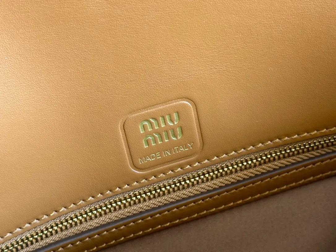 p1760. [Premium Hardware Original Leather] Penny Cow Leather Handbag ~ Cognac Color The design of this penny handbag is inspired by the iconic gold coin loafers, adding a versatile option to your daily wardrobe. The crisp leather design embodies the brand's youthful and rebellious spirit. Size:w23×h13.5×d5cm No.:_5bd270