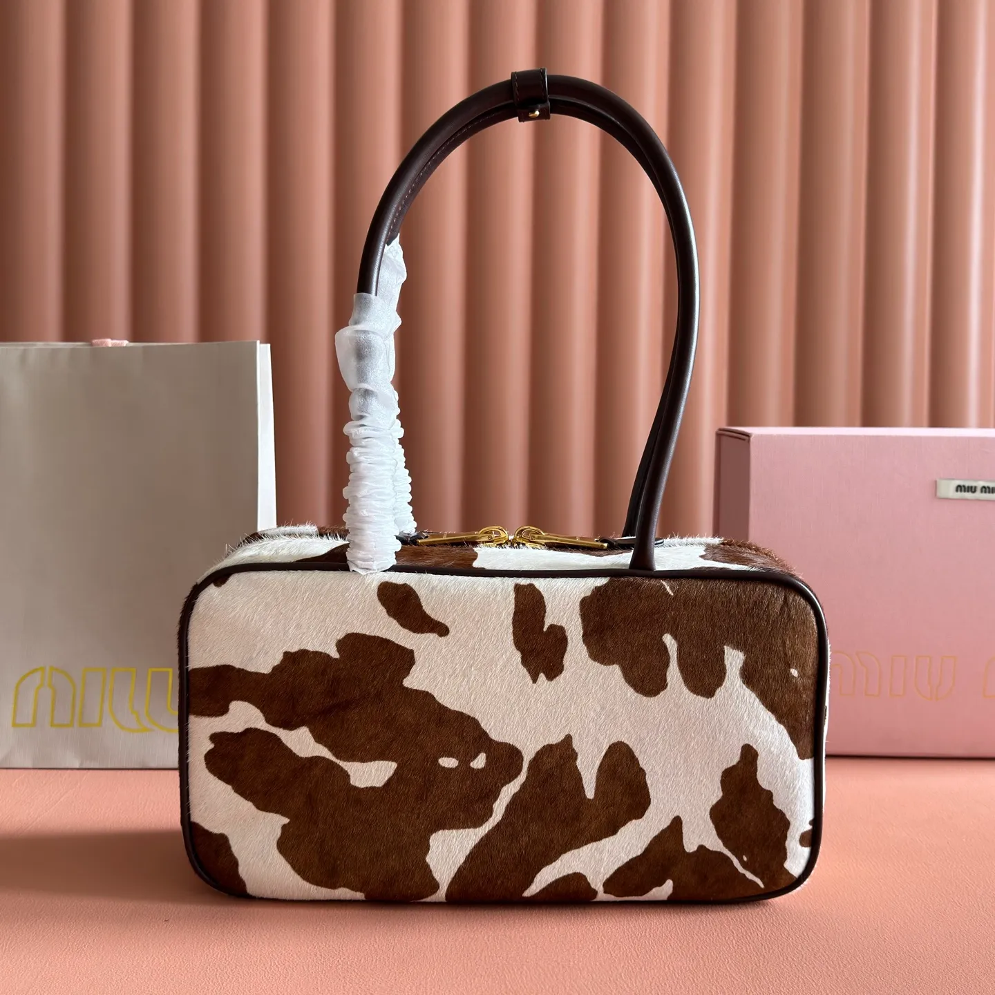 p1800💋💋💋"With full set of original factory counter packaging"💕💋 M's new canvas bowling ball is made of new canvas fabric and high-grade plain calfskin. The bold and innovative design perfectly interprets Miu's eclectic, casual and inclusive attitude towards life. This bag is cool, with a refined multi-functional design that combines men's and women's elements. It is casual, lazy, natural and full of personality. It has a new canvas lining. It is not unreasonable that it is popular all over the Internet. All major fashion stars love to carry it. Model: 5BB172. Size: 29X17X9cm Color: Milk/original leather. Made in Italy