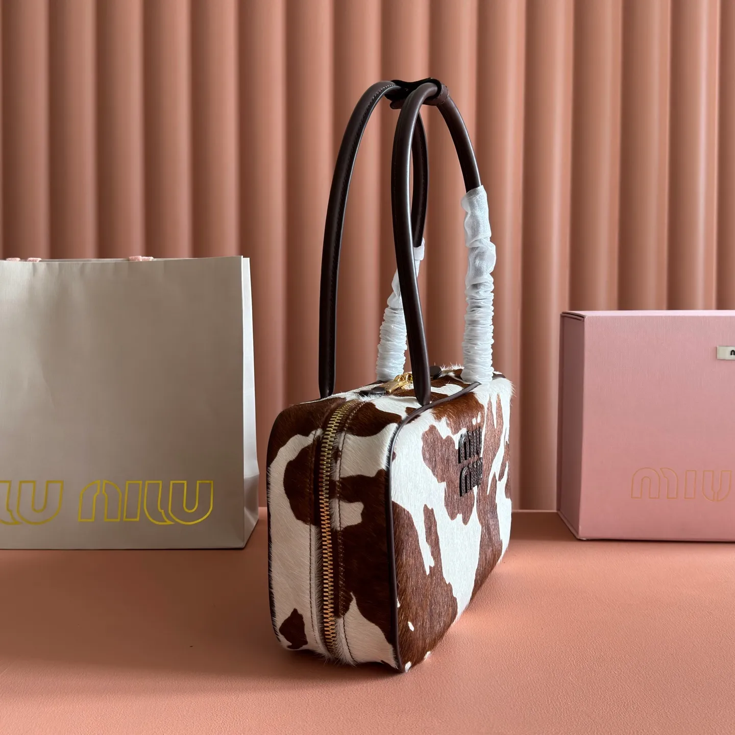 p1800💋💋💋"With full set of original factory counter packaging"💕💋 M's new canvas bowling ball is made of new canvas fabric and high-grade plain calfskin. The bold and innovative design perfectly interprets Miu's eclectic, casual and inclusive attitude towards life. This bag is cool, with a refined multi-functional design that combines men's and women's elements. It is casual, lazy, natural and full of personality. It has a new canvas lining. It is not unreasonable that it is popular all over the Internet. All major fashion stars love to carry it. Model: 5BB172. Size: 29X17X9cm Color: Milk/original leather. Made in Italy