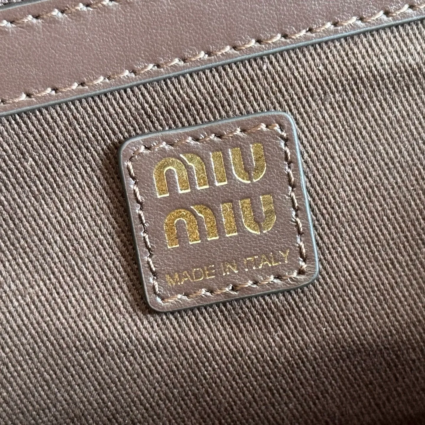 p1800💋💋💋"With full set of original factory counter packaging"💕💋 M's new canvas bowling ball is made of new canvas fabric and high-grade plain calfskin. The bold and innovative design perfectly interprets Miu's eclectic, casual and inclusive attitude towards life. This bag is cool, with a refined multi-functional design that combines men's and women's elements. It is casual, lazy, natural and full of personality. It has a new canvas lining. It is not unreasonable that it is popular all over the Internet. All major fashion stars love to carry it. Model: 5BB172. Size: 29X17X9cm Color: Milk/original leather. Made in Italy