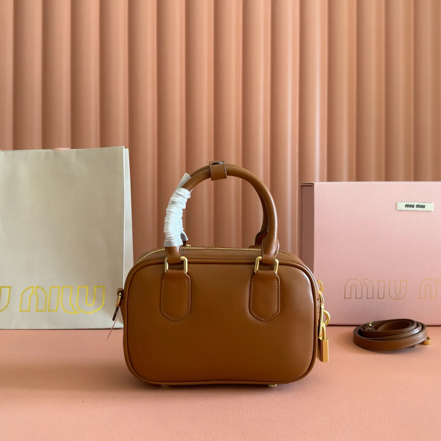 p1640💋💋💋[Original leather configuration counter complete package] Arcadie cow leather small (19cm) bowling handbag/crossbody bag ~ Heather wood This handbag uses cowhide retro and exquisite texture to bring a new interpretation to the classic silhouette. The front letter logo cleverly echoes the metal hardware, and the exquisite workmanship is outstanding, highlighting a highly recognizable classic style. Dynamic and elegant lines with adjustable and detachable shoulder straps present a practical and versatile design with modern charm. ～Detachable and adjustable shoulder strap ～Zipper closure ～Lined with 2 patch pockets ～With foot studs Size: W19×H13×D6cm No.: 5BB123