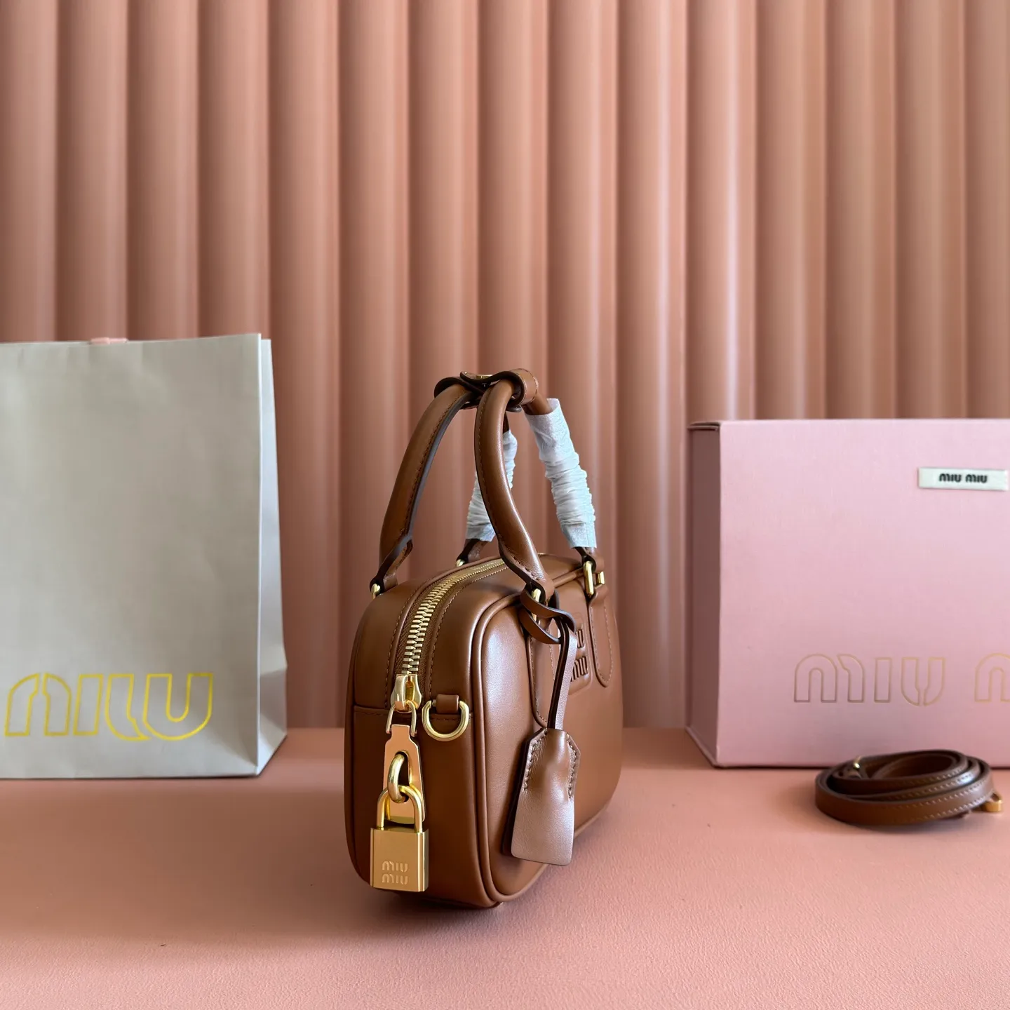 p1640💋💋💋[Original leather configuration counter complete package] Arcadie cow leather small (19cm) bowling handbag/crossbody bag ~ Heather wood This handbag uses cowhide retro and exquisite texture to bring a new interpretation to the classic silhouette. The front letter logo cleverly echoes the metal hardware, and the exquisite workmanship is outstanding, highlighting a highly recognizable classic style. Dynamic and elegant lines with adjustable and detachable shoulder straps present a practical and versatile design with modern charm. ～Detachable and adjustable shoulder strap ～Zipper closure ～Lined with 2 patch pockets ～With foot studs Size: W19×H13×D6cm No.: 5BB123