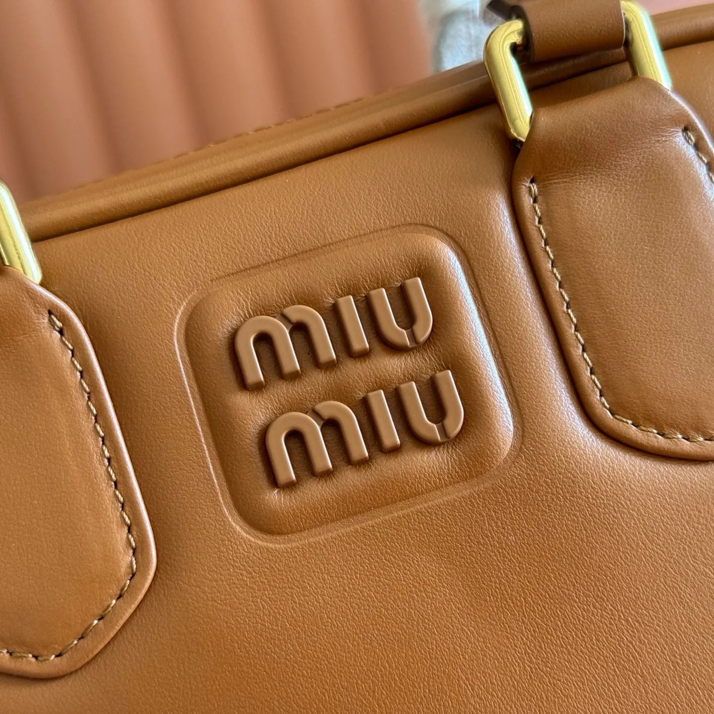 p1640💋💋💋[Original leather configuration counter complete package] Arcadie cow leather small (19cm) bowling handbag/crossbody bag ~ Heather wood This handbag uses cowhide retro and exquisite texture to bring a new interpretation to the classic silhouette. The front letter logo cleverly echoes the metal hardware, and the exquisite workmanship is outstanding, highlighting a highly recognizable classic style. Dynamic and elegant lines with adjustable and detachable shoulder straps present a practical and versatile design with modern charm. ～Detachable and adjustable shoulder strap ～Zipper closure ～Lined with 2 patch pockets ～With foot studs Size: W19×H13×D6cm No.: 5BB123