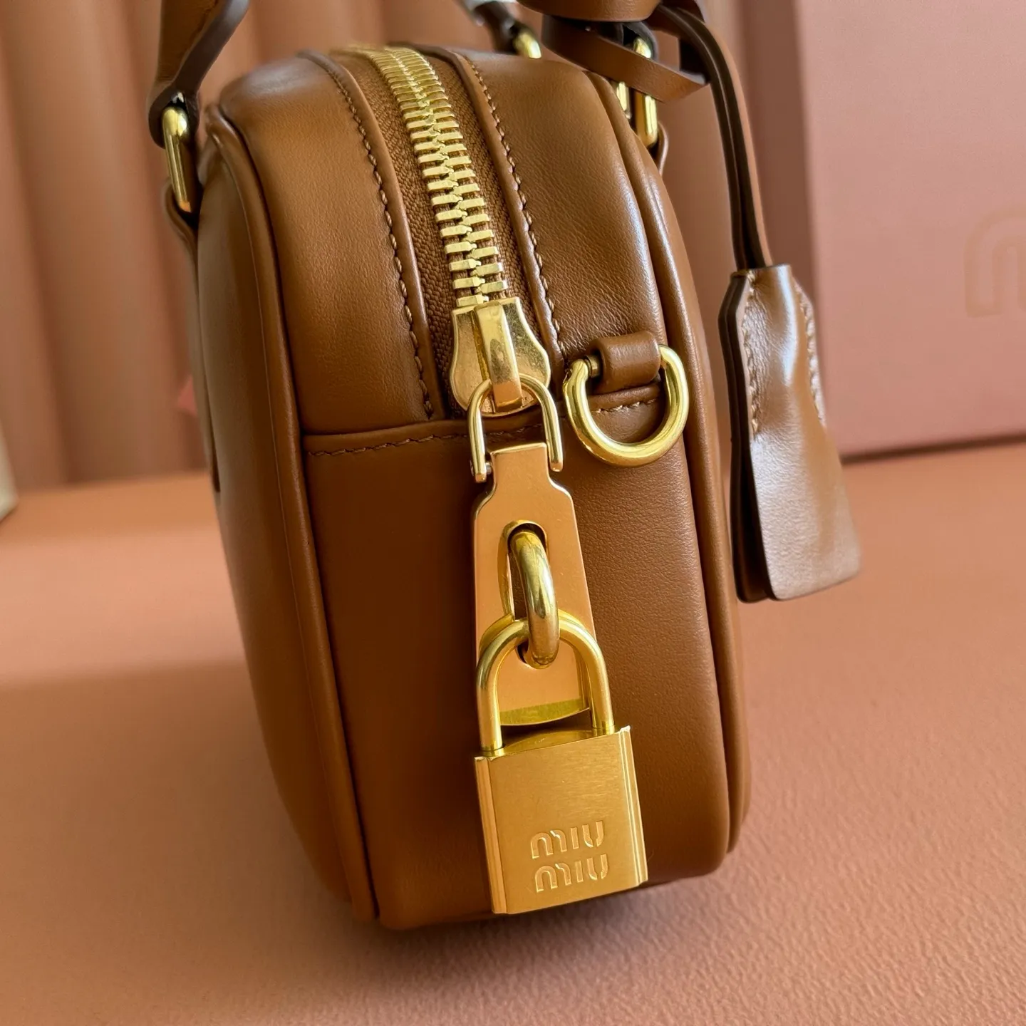 p1640💋💋💋[Original leather configuration counter complete package] Arcadie cow leather small (19cm) bowling handbag/crossbody bag ~ Heather wood This handbag uses cowhide retro and exquisite texture to bring a new interpretation to the classic silhouette. The front letter logo cleverly echoes the metal hardware, and the exquisite workmanship is outstanding, highlighting a highly recognizable classic style. Dynamic and elegant lines with adjustable and detachable shoulder straps present a practical and versatile design with modern charm. ～Detachable and adjustable shoulder strap ～Zipper closure ～Lined with 2 patch pockets ～With foot studs Size: W19×H13×D6cm No.: 5BB123