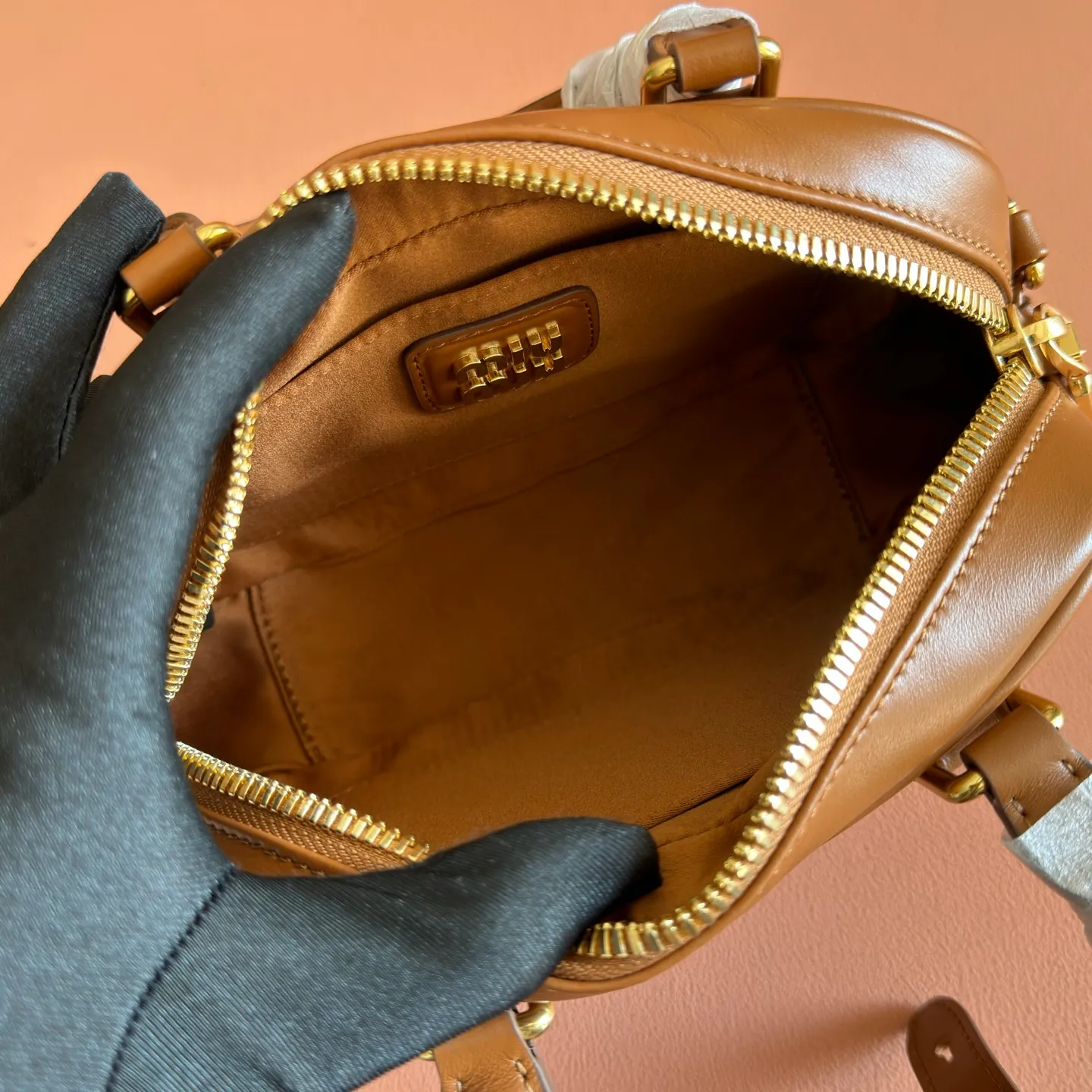 p1640💋💋💋[Original leather configuration counter complete package] Arcadie cow leather small (19cm) bowling handbag/crossbody bag ~ Heather wood This handbag uses cowhide retro and exquisite texture to bring a new interpretation to the classic silhouette. The front letter logo cleverly echoes the metal hardware, and the exquisite workmanship is outstanding, highlighting a highly recognizable classic style. Dynamic and elegant lines with adjustable and detachable shoulder straps present a practical and versatile design with modern charm. ～Detachable and adjustable shoulder strap ～Zipper closure ～Lined with 2 patch pockets ～With foot studs Size: W19×H13×D6cm No.: 5BB123