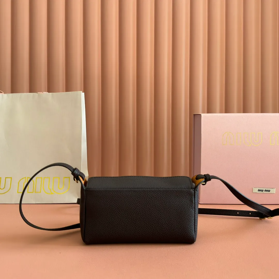 p1300💋💋💋[Original leather configuration counter complete package] 5BE097 Miu Japanese pop-up new crossbody bag, top imported cowhide, high-end leather texture, elegant and retro, soft but not collapsed, casual and lazy temperament, sweet and cool style, hand-sewn leather logo, details are online, suitable for commuting and shopping, practicality MAX, size: 18 X 10X 7cm