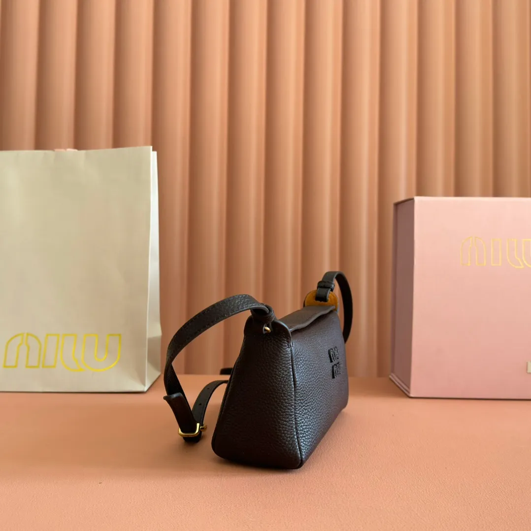 p1300💋💋💋[Original leather configuration counter complete package] 5BE097 Miu Japanese pop-up new crossbody bag, top imported cowhide, high-end leather texture, elegant and retro, soft but not collapsed, casual and lazy temperament, sweet and cool style, hand-sewn leather logo, details are online, suitable for commuting and shopping, practicality MAX, size: 18 X 10X 7cm