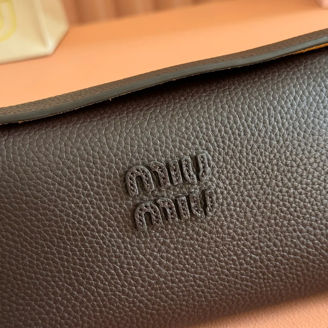 p1300💋💋💋[Original leather configuration counter complete package] 5BE097 Miu Japanese pop-up new crossbody bag, top imported cowhide, high-end leather texture, elegant and retro, soft but not collapsed, casual and lazy temperament, sweet and cool style, hand-sewn leather logo, details are online, suitable for commuting and shopping, practicality MAX, size: 18 X 10X 7cm