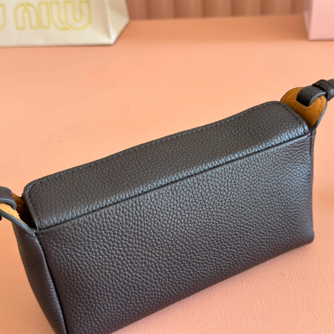 p1300💋💋💋[Original leather configuration counter complete package] 5BE097 Miu Japanese pop-up new crossbody bag, top imported cowhide, high-end leather texture, elegant and retro, soft but not collapsed, casual and lazy temperament, sweet and cool style, hand-sewn leather logo, details are online, suitable for commuting and shopping, practicality MAX, size: 18 X 10X 7cm