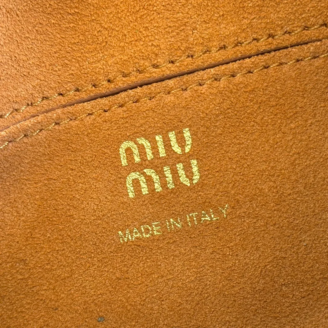 p1300💋💋💋[Original leather configuration counter complete package] 5BE097 Miu Japanese pop-up new crossbody bag, top imported cowhide, high-end leather texture, elegant and retro, soft but not collapsed, casual and lazy temperament, sweet and cool style, hand-sewn leather logo, details are online, suitable for commuting and shopping, practicality MAX, size: 18 X 10X 7cm