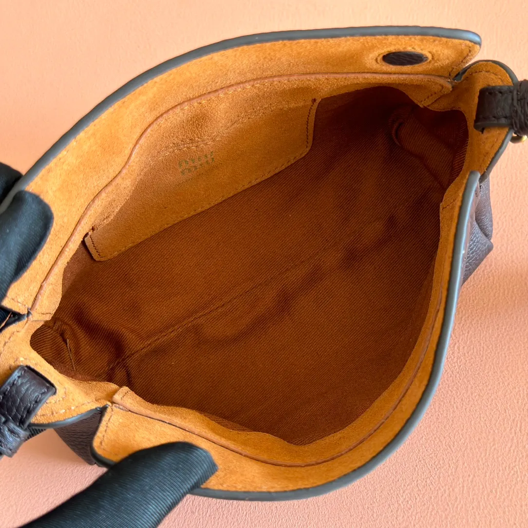 p1300💋💋💋[Original leather configuration counter complete package] 5BE097 Miu Japanese pop-up new crossbody bag, top imported cowhide, high-end leather texture, elegant and retro, soft but not collapsed, casual and lazy temperament, sweet and cool style, hand-sewn leather logo, details are online, suitable for commuting and shopping, practicality MAX, size: 18 X 10X 7cm