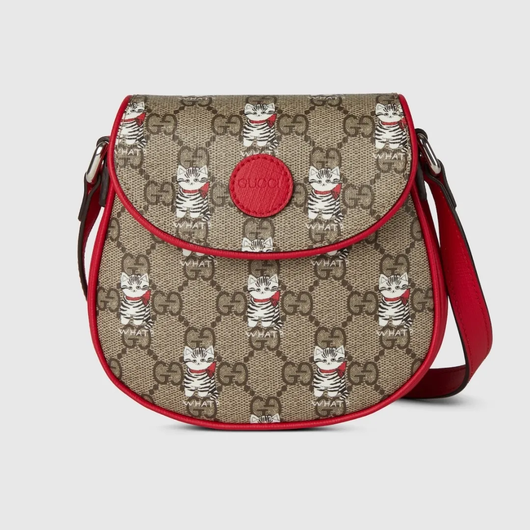 [Configured with full counter package] Children's printed GG shoulder bag 814014 FAD5G Painter Naon Jeong draws inspiration from daily life and local culture to create interesting and nostalgic designs. She combines kitten prints and other fun patterns with the brand name to add color to the early spring 2025 children's collection. This children's shoulder bag is crafted from GG Supreme canvas with an all-over "what?" cat print. ·Beige and dark brown GG Supreme canvas ·Red Supreme canvas trim ·Naon Jeong illustration ·All-over "what?" kitten print ·Gucci embossed label ·Magnetic snap fastening ·16cm (width) x 15cm (height) x 2.5cm (depth) ·
