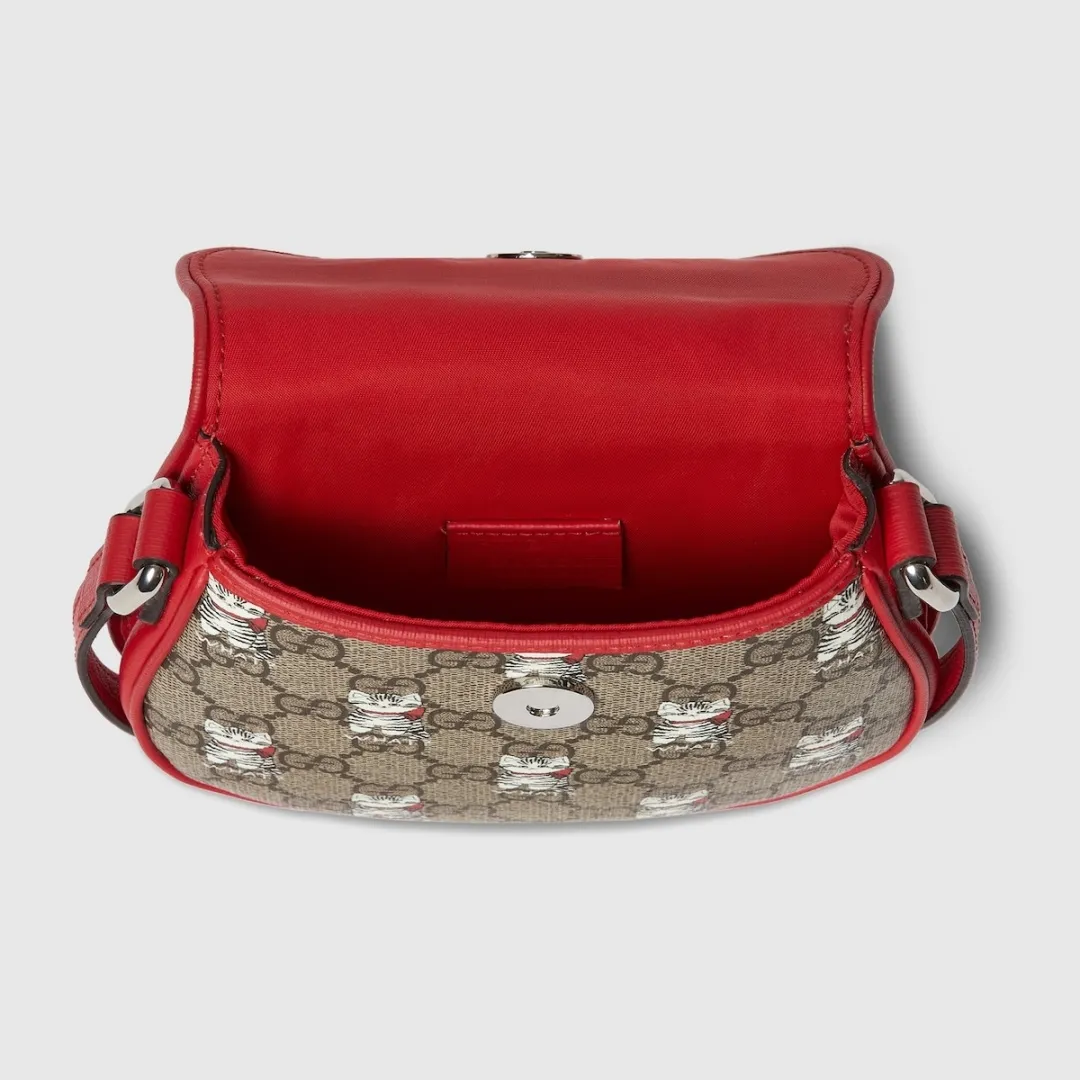 [Configured with full counter package] Children's printed GG shoulder bag 814014 FAD5G Painter Naon Jeong draws inspiration from daily life and local culture to create interesting and nostalgic designs. She combines kitten prints and other fun patterns with the brand name to add color to the early spring 2025 children's collection. This children's shoulder bag is crafted from GG Supreme canvas with an all-over "what?" cat print. ·Beige and dark brown GG Supreme canvas ·Red Supreme canvas trim ·Naon Jeong illustration ·All-over "what?" kitten print ·Gucci embossed label ·Magnetic snap fastening ·16cm (width) x 15cm (height) x 2.5cm (depth) ·