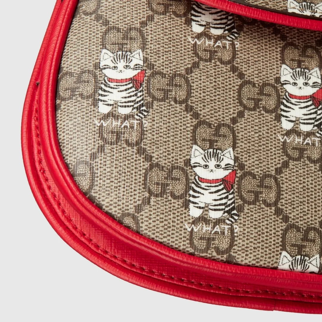 [Configured with full counter package] Children's printed GG shoulder bag 814014 FAD5G Painter Naon Jeong draws inspiration from daily life and local culture to create interesting and nostalgic designs. She combines kitten prints and other fun patterns with the brand name to add color to the early spring 2025 children's collection. This children's shoulder bag is crafted from GG Supreme canvas with an all-over "what?" cat print. ·Beige and dark brown GG Supreme canvas ·Red Supreme canvas trim ·Naon Jeong illustration ·All-over "what?" kitten print ·Gucci embossed label ·Magnetic snap fastening ·16cm (width) x 15cm (height) x 2.5cm (depth) ·