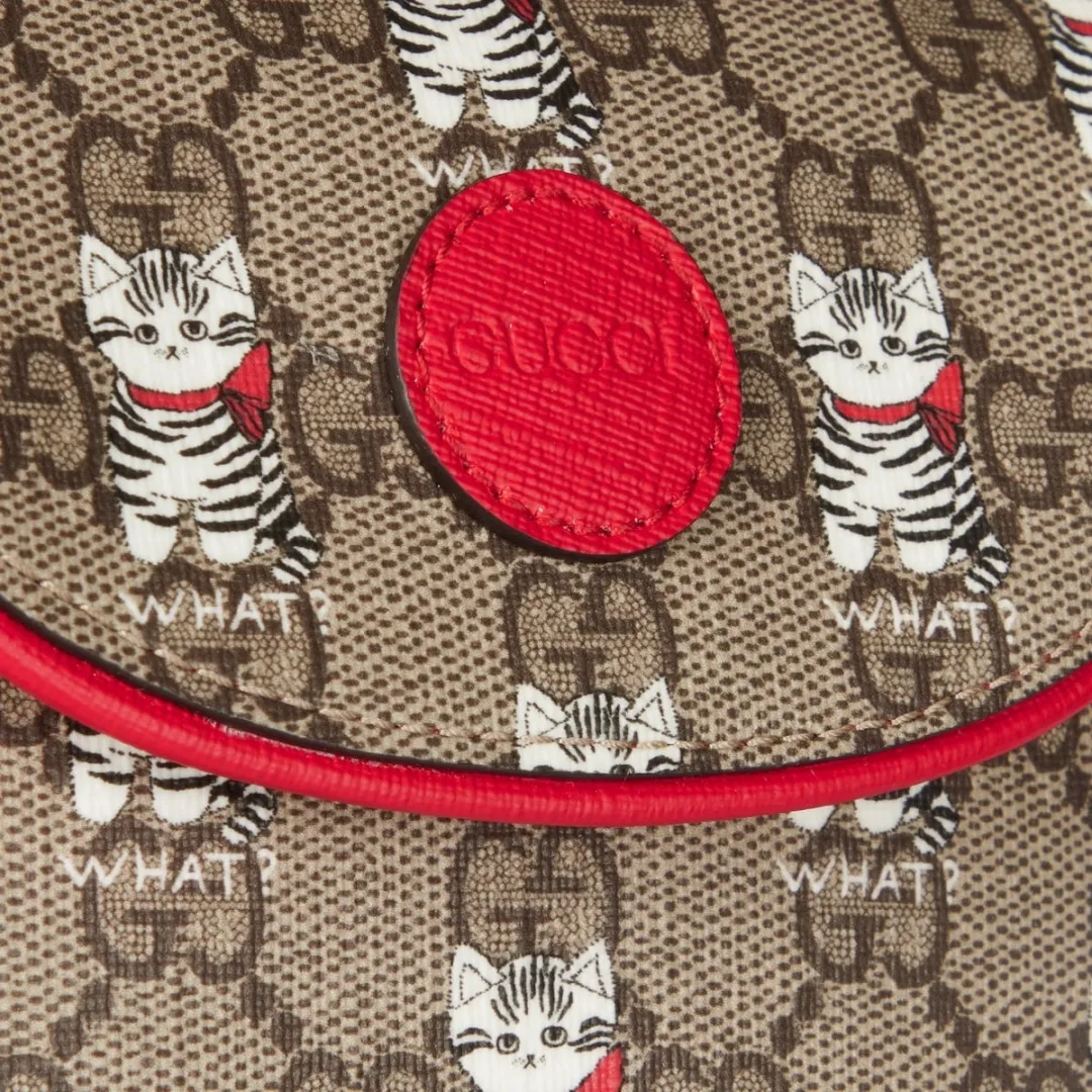[Configured with full counter package] Children's printed GG shoulder bag 814014 FAD5G Painter Naon Jeong draws inspiration from daily life and local culture to create interesting and nostalgic designs. She combines kitten prints and other fun patterns with the brand name to add color to the early spring 2025 children's collection. This children's shoulder bag is crafted from GG Supreme canvas with an all-over "what?" cat print. ·Beige and dark brown GG Supreme canvas ·Red Supreme canvas trim ·Naon Jeong illustration ·All-over "what?" kitten print ·Gucci embossed label ·Magnetic snap fastening ·16cm (width) x 15cm (height) x 2.5cm (depth) ·