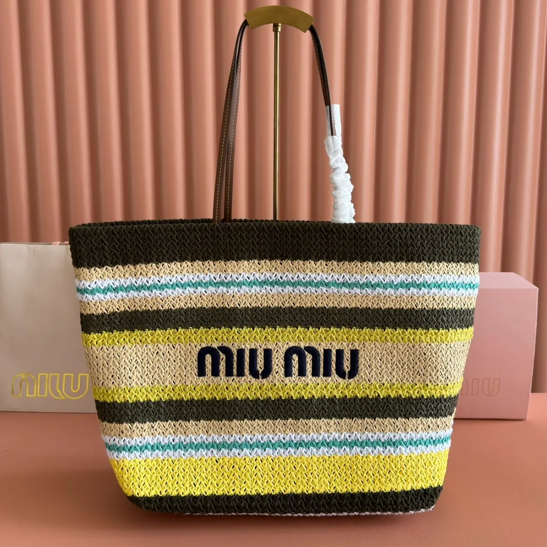 p1300💋💋💋【Full set of packaging at the counter】M Home 🍒5BG228, imported raffia straw spliced ​​cotton thread woven tote bag, the only version quality in the market, iconic Miu Miu embroidery on the front, cotton lining, ultra-light, large capacity, a must-have for travel, suitable for all seasons, super beautiful in kind, size: 40X34X16CM.