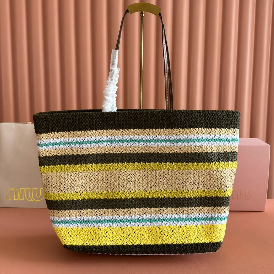 p1300💋💋💋【Full set of packaging at the counter】M Home 🍒5BG228, imported raffia straw spliced ​​cotton thread woven tote bag, the only version quality in the market, iconic Miu Miu embroidery on the front, cotton lining, ultra-light, large capacity, a must-have for travel, suitable for all seasons, super beautiful in kind, size: 40X34X16CM.