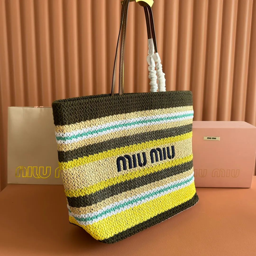 p1300💋💋💋【Full set of packaging at the counter】M Home 🍒5BG228, imported raffia straw spliced ​​cotton thread woven tote bag, the only version quality in the market, iconic Miu Miu embroidery on the front, cotton lining, ultra-light, large capacity, a must-have for travel, suitable for all seasons, super beautiful in kind, size: 40X34X16CM.