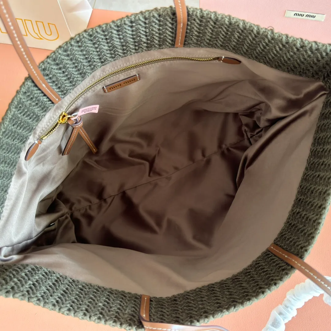 p1300💋💋💋【Full set of packaging at the counter】M Home 🍒5BG228, imported raffia straw spliced ​​cotton thread woven tote bag, the only version quality in the market, iconic Miu Miu embroidery on the front, cotton lining, ultra-light, large capacity, a must-have for travel, suitable for all seasons, super beautiful in kind, size: 40X34X16CM.