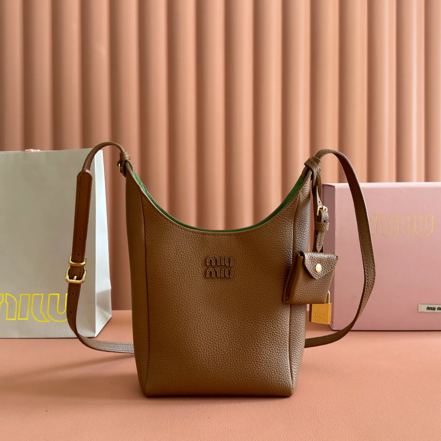 p1460💋💋💋[Original leather configuration counter complete package] Miu Japanese pop-up new tote bag, top-grade imported cowhide, high-end leather texture, elegant and retro, soft but not collapsed, with metal lock pendant, casual and lazy temperament, full of sweet and cool style, hand-sewn leather logo, details are online, suitable for commuting and shopping, practicality MAX, model: 5be098 Size: 28X 22.5X 12cm