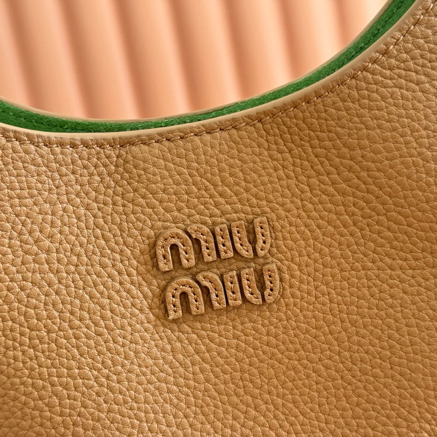 p1460💋💋💋[Original leather configuration counter complete package] Miu Japanese pop-up new tote bag, top-grade imported cowhide, high-end leather texture, elegant and retro, soft but not collapsed, with metal lock pendant, casual and lazy temperament, full of sweet and cool style, hand-sewn leather logo, details are online, suitable for commuting and shopping, practicality MAX, model: 5be098 Size: 28X 22.5X 12cm