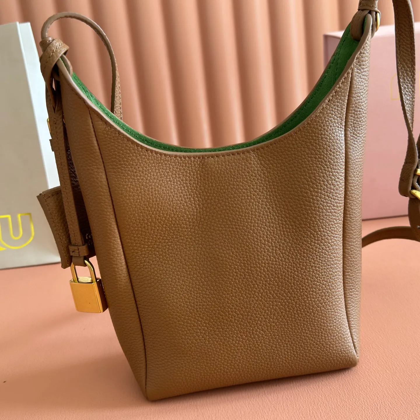 p1460💋💋💋[Original leather configuration counter complete package] Miu Japanese pop-up new tote bag, top-grade imported cowhide, high-end leather texture, elegant and retro, soft but not collapsed, with metal lock pendant, casual and lazy temperament, full of sweet and cool style, hand-sewn leather logo, details are online, suitable for commuting and shopping, practicality MAX, model: 5be098 Size: 28X 22.5X 12cm